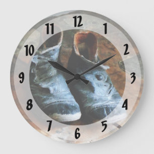 altmodische Schuhe Große Wanduhr