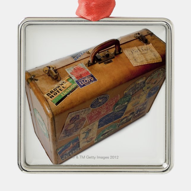 altmodischer Koffer mit Reiseaufklebern Silbernes Ornament (Vorne)