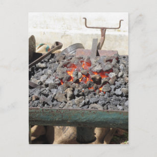 Altmodischer Schmiedeofen . Kohle brennen Postkarte