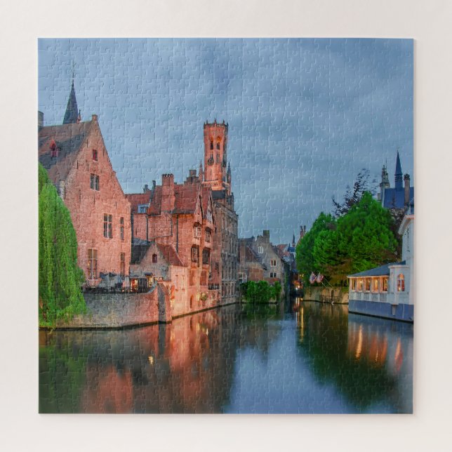 Altstadt und Belfischer Turm am Abend in Brügge (Vertikal)