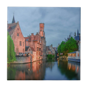 Altstadt und Belfischer Turm am Abend in Brügge Fliese