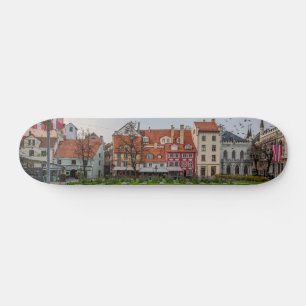 Altstadt von Riga im Herbst Skateboard