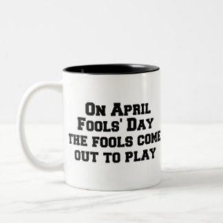 Am Aprilscherz kommen die Narren ins Spiel Zweifarbige Tasse
