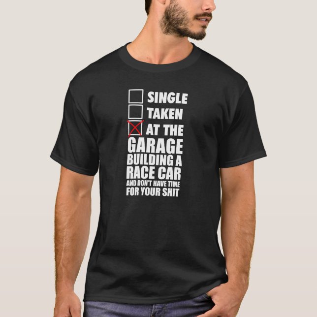 Am Garagen-Gebäude ein Rennenauto T-Shirt (Vorderseite)