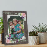 Am liebsten Große Oma Rustikales Holz und Blumen Fotoplatte<br><div class="desc">Schönes Foto Geschenk für Ihre Urgroßmutter. Die Vorlage ist für Sie bereit, um Ihr eigenes Foto hinzuzufügen und Sie können auch "Urgroßmutter" zu Ihrem bevorzugten Titel (z.B. große Grammie, gee-gee etc.) bearbeiten, wenn Sie möchten. Dieses Aquarell-Blumendesign besticht durch einen rustikalen dunklen Stallenholzhintergrund mit Blume und wilden Rose in Rosa, Pfirsich...</div>