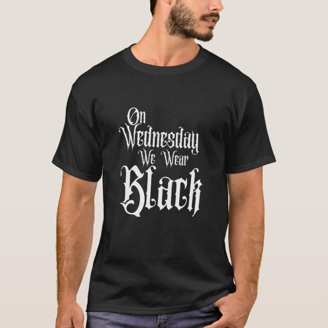 AM MITTWOCH TRAGEN WIR SCHWARZ, FUN GOTHISCHE FAMI T-Shirt (Vorderseite)