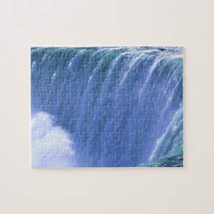 Am Rande der mächtigen Niagara-Fälle, New York
