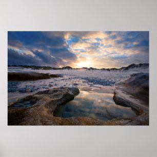 Am Sonnenuntergang in einer Pfütze Poster