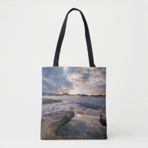 Am Sonnenuntergang in einer Pfütze Tasche