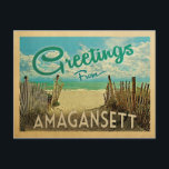 Amagansett Beach Vintage Travel Postkarte<br><div class="desc">Diese Grüße aus Amagansett Vintage Postkarte Design verfügt über einen Sandstrand mit einem schönen türkisfarbenen Ozean Wasser und über dem Meer,  einen blauen Himmel mit billigen weißen Wolken. Im Vintage Reisen Stil.</div>