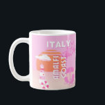 Amalfi Küste, Reisekunst, Preppy Travel, Rosa Kaffeetasse<br><div class="desc">Ein wunderschönes Reisekunstdesign,  das die verschiedenen Landschaften der Amalfiküste Italiens erahnen lässt. Es ist eine perfekte Ergänzung zu jedem Ort und würde eine großartige Ergänzung Ihres Lebens,  vor allem wenn Sie eine rosa Preppy-Ästhetik mögen.</div>