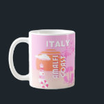 Amalfi Küste, Reisekunst, Preppy Travel, Rosa Kaffeetasse<br><div class="desc">Ein wunderschönes Reisekunstdesign,  das die verschiedenen Landschaften der Amalfiküste Italiens erahnen lässt. Es ist eine perfekte Ergänzung zu jedem Ort und würde eine großartige Ergänzung Ihres Lebens,  vor allem wenn Sie eine rosa Preppy-Ästhetik mögen.</div>