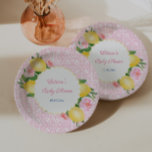 Amalfi-Zitronen mit rosa Fliesen und rosa Blume Pappteller<br><div class="desc">Handgemalte Zitronen, die mit rosa Aquarellfarben-Blume auf einem rosa und weißen Hintergrundmuster auf der Grundlage einer Vintagen Kachel hervorgehoben sind. Wenn Sie den mittleren Kreis mit einer schlichten Kante bevorzugen (statt scallopiert), ist diese Option verfügbar. Unter den Textanpassungsboxen "klicken Sie auf, um sich weiter anzupassen", gehen Sie dann zum Bereich...</div>
