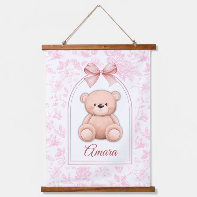 Amara | Benutzerdefiniertes rosa Teddy-Bär-Kinderz Wandteppich Mit Holzrahmen (Vorderseite)