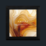 Amber Brandy Abstrakt Ink Wedding Party ID1089 Erinnerungskiste<br><div class="desc">Die markante Geschenkboxen hier zeigt eine Vorlage, um einfach Ihre Hochzeitsfeier Mitglied, Name und Hochzeitsdatum hinzuzufügen. Im Rahmen einer kompletten Hochzeitskollektion, mit einer farbenfrohen Farbpalette, die an flüssigen Ahornsirup oder feinen Brandy erinnert, strahlt es Wärme und Eleganz aus. Ideal für Paare, die eine künstlerische, moderne Touch suchen, verbindet diese Kollektion...</div>