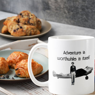 Amelia Earhart Schwarz-Weiß-Foto, Zitat zur Luftfa Kaffeetasse