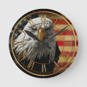American Bald Eagle auf Grunge Flag Runde Wanduhr