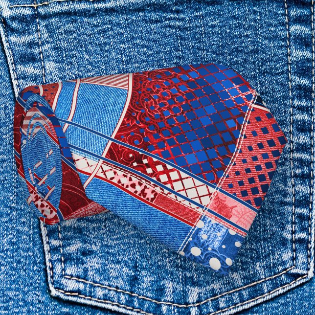 American Blue Jeans Abstrait Motif Patriot Cravate (Modern design tie featuring an abstract pattern with jeans in red white and blue patriot colors)