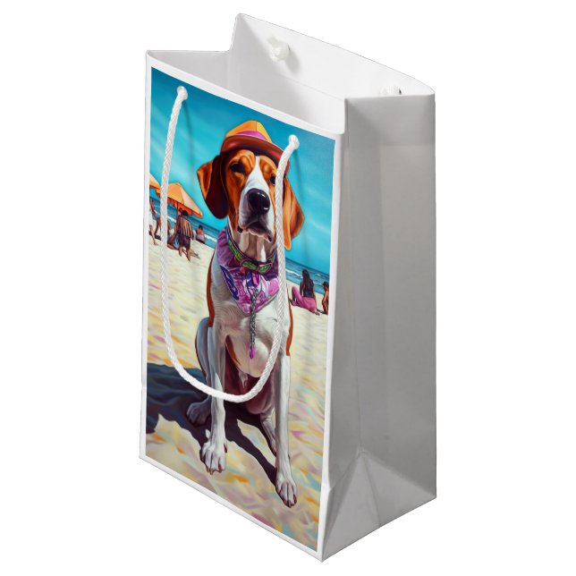American English Foxhound on Beach, Sommergeschenk Kleine Geschenktüte (Vorderseite Schrägansicht)