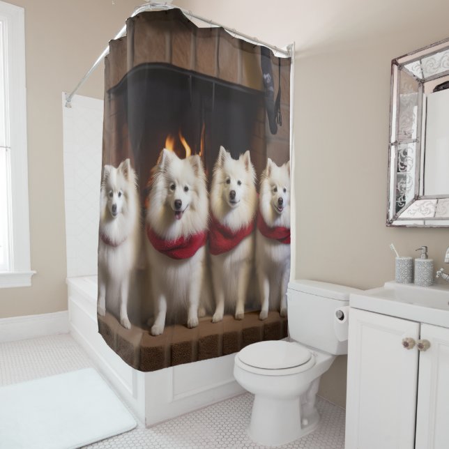 American Eskimo am Feuerplatz Weihnachten Duschvorhang (Beispiel)