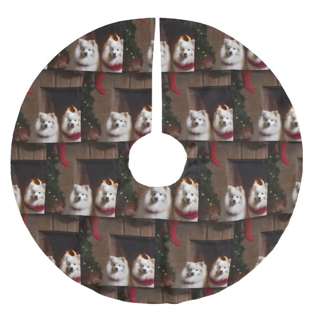 American Eskimo am Feuerplatz Weihnachten Polyester Weihnachtsbaumdecke (Vorderseite)