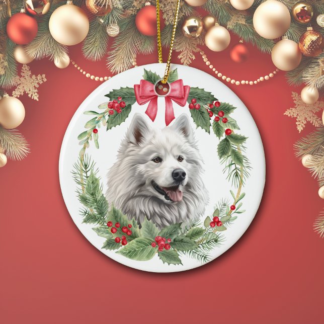 American Eskimo Dog Red Bow Holly Wreath Keramik Ornament (Von Creator hochgeladen)
