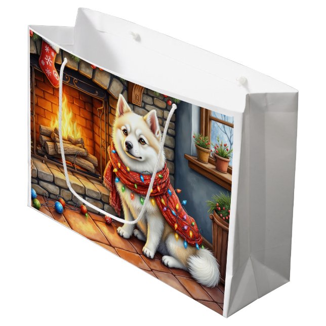 American Eskimo Fireplace with Christmas Lights Große Geschenktüte (Vorderseite Schrägansicht)