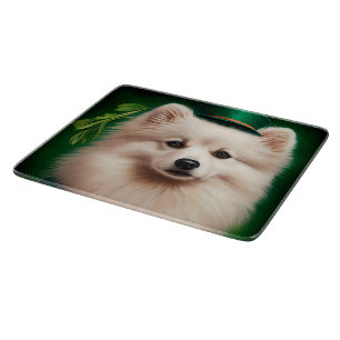 American Eskimo Hund in St. Patrick's Day Dress Schneidebrett