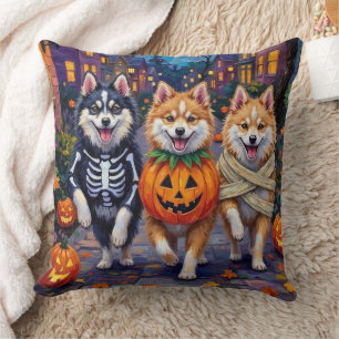 American Eskimo Hunde beim Trick-or-Treaten Hallow Kissen