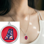 American Flag Letter "A Round Necklace" Versilberte Kette<br><div class="desc">American Flag Letter "A" Round Silver Plated Necklace ist ein besonderes Design von mir. Das findest du im Zazzle-Text nicht. Genießen Sie die Buchstaben des Alphabets, das die amerikanische Flagge im Hintergrund hat. Diese machen schöne Geschenke mit dem ersten oder Monogramm einer Person. Ändern Sie die Hintergrundfarbe in eine beliebige...</div>