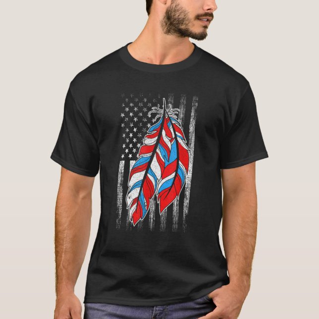 American Flag  Native Feather Pride Month Indigeno T-Shirt (Vorderseite)