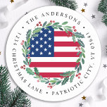 American Flag Patriotic Christmas Rücksendeadresse Runder Aufkleber<br><div class="desc">Senden Sie frohe Weihnachtsgrüße an Freunde und Familie mit diesem einzigartigen US-amerikanischen Flag Weihnachtsanschrift Label - Holiday Kranz in einem amerikanischen Fahnen Design moderne rot-weiß-blau Design mit Heiligen und Beeren. Personalisieren mit Familiennamen und Adresse. Dieses patriotische Weihnachtslabel eignet sich perfekt für Militärfamilien, Veteranen, patriotische Familien und Veteranen-Service-Abteilung Weihnachtskarten. COPYRIGHT ©...</div>