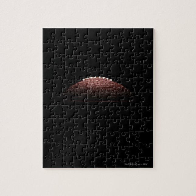 American Football Ball auf schwarzem Hintergrund (Vertikal)