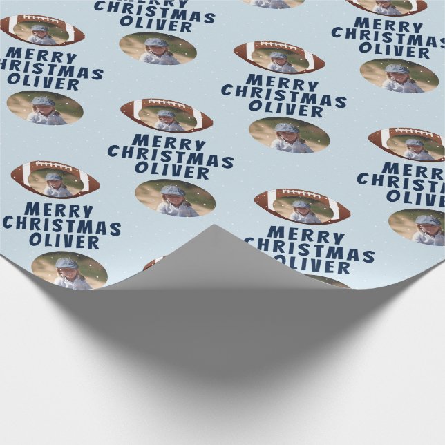 American Football Ball Frohe Weihnachtsjunge Foto Geschenkpapier (Ecke)