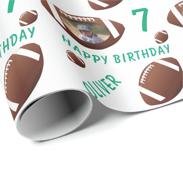 American Football Ball Happy Birthday Foto Geschenkpapier (Rolleneckpunkt)