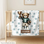 American Football Blanket for Kids Birthday Gift Fleecedecke<br><div class="desc">Feiern Sie stilvoll mit dieser amerikanischen Fußball-Teddytüte, dem perfekten Kindergeburtsgeschenk für kleine Sportfans! 🏈 niedlich und gemütlich gestaltete personalisierte Decke kann den Namen oder das besondere Datum Ihres Kindes enthalten und ist somit ein einmaliger Genuss. ✨ Features: Adorable American Football Teddy Bären Design Personalisiert mit Namen oder Text Soft, gemütliche...</div>