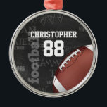 American Football - Personalisierter Fußballball Ornament Aus Metall<br><div class="desc">Ein modernes amerikanisches Gitterrost-Design mit einem Fußball auf einem Tonträgerhintergrund mit Hintergrundbild für Fußball. Das Design verfügt über benutzerdefinierbaren Text für den Namen und die Nummer des Fußballspielers oder Gittereisenlüfters. Dieses Design wurde teilweise mit Grafiken erstellt,  die von Graphics Factory lizenziert wurden.</div>