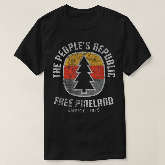 American Marauder Free Pineland Camping Abzeichen T-Shirt (Design vorne)