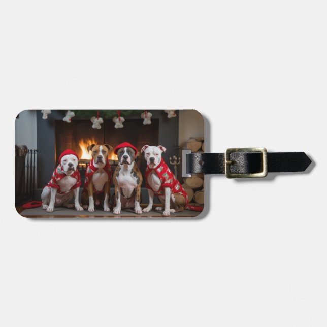 American Staffordshire by Fireplace Christmas Gepäckanhänger (Vorderseite horizontal)