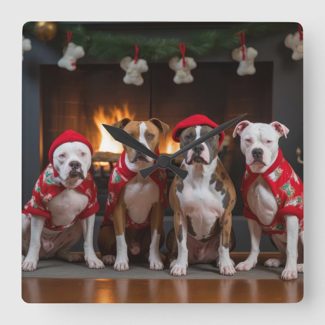 American Staffordshire by Fireplace Christmas Quadratische Wanduhr (Vorderseite)