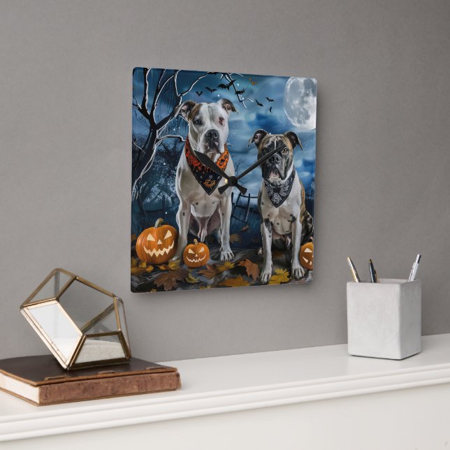 American Staffordshire Halloween Spooky Quadratische Wanduhr (Büro)