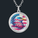 Amerika - Patriotic USA Design für 4. Juli, Ve Versilberte Kette<br><div class="desc">Feiern Sie den Geist Amerikas mit diesem kühnen und zeitlosen Design - perfekt, um das ganze Jahr über Ihren patriotischen Stolz zu zeigen. Egal, ob Sie sich für den Unabhängigkeitstag einsetzen, Veteranen ehren oder einfach nur Rot, Weiß und Blau umtauschen, dieses in den USA inspirierte Werk ist für stolze Amerikaner...</div>