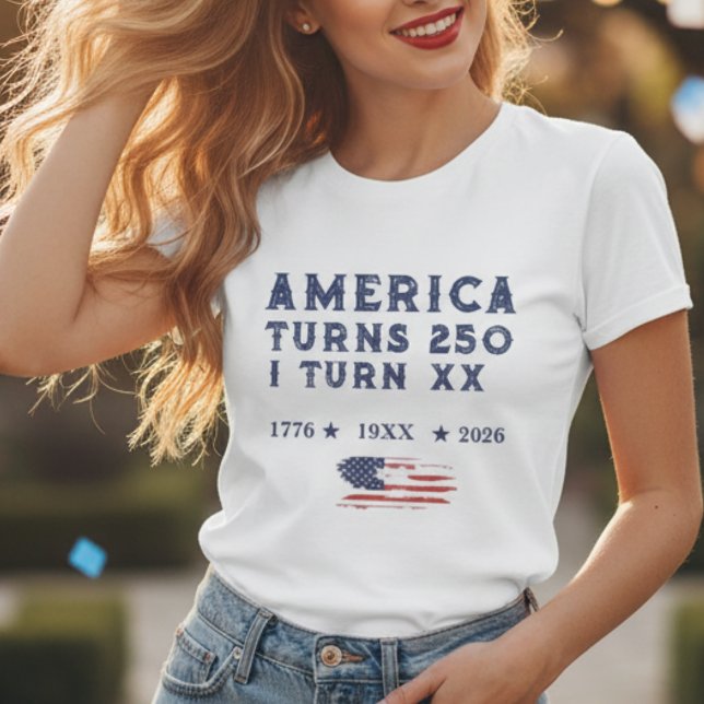 Amerika wird 250, ich werde, maßgeschneidertes Vin T-Shirt (America 250 Years Vintage Floral Flag Women's T-Shirt Since 1776)