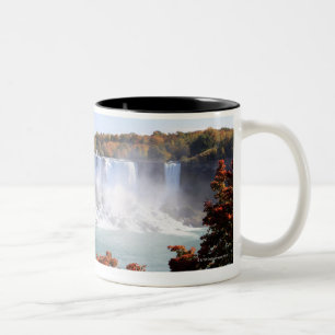 Amerikaner fällt bei Niagara Falls Zweifarbige Tasse