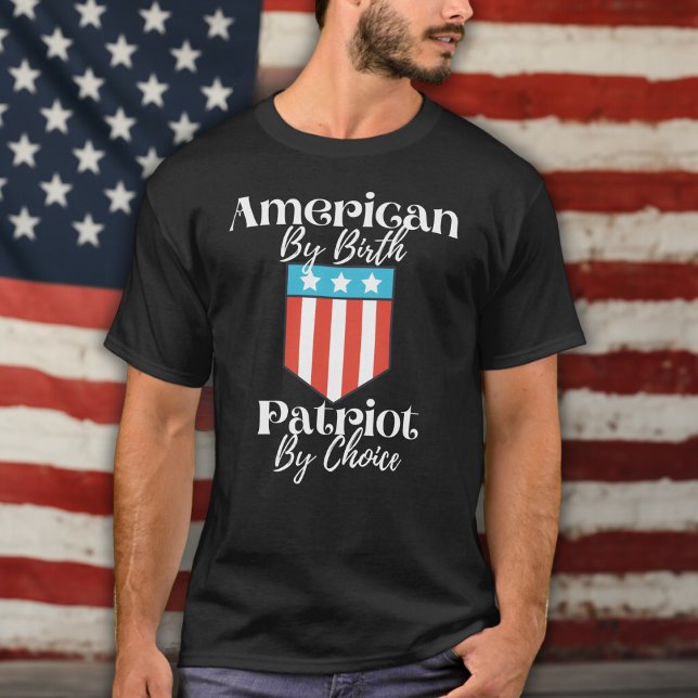 Amerikaner von Birth Patriot nach Wahl White Scrip T-Shirt (American By Birth Patriot By Choice White Script T-Shirt)