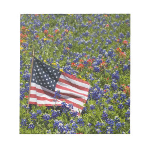 Amerikanische Flagge auf einem Feld aus blauen Bon Notizblock