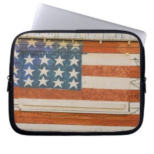 Amerikanische Flagge auf Feuerwerkstand nahe Laptopschutzhülle