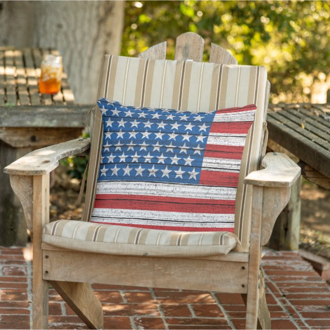 Amerikanische Flagge auf gewittertem Holzplanmuste Kissen (Stuhl )
