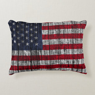 Amerikanische Flagge auf Zaunhintergrund.4., abs Dekokissen