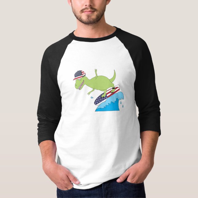 Amerikanische Flagge Dinosaurier Surfing T-Shirt (Vorderseite)